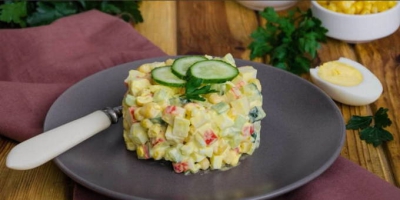 Салат с крабовыми палочками, кукурузой, яйцом и огурцом классический