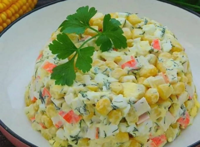 Салат с крабовыми палочками и кукурузой классический